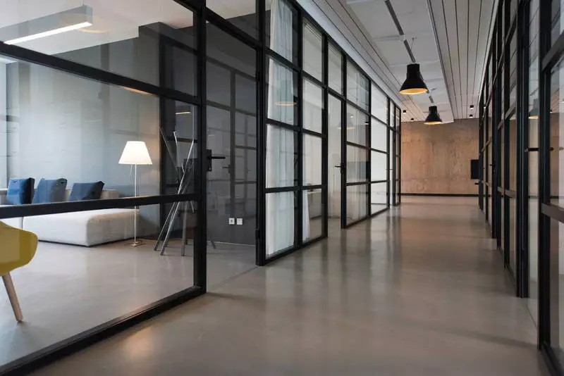 Kompleksowe rozwiązania szklane w przestrzeni biurowej