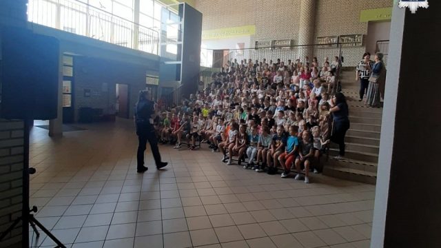 „Bezpieczna droga do szkoły” – akcja tyskiej policji w szkołach i przedszkolach