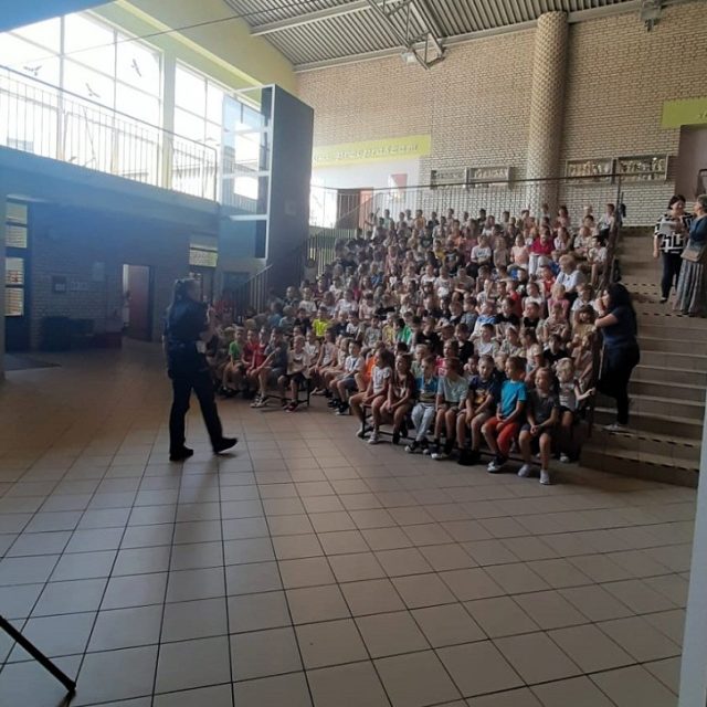 „Bezpieczna droga do szkoły” – akcja tyskiej policji w szkołach i przedszkolach