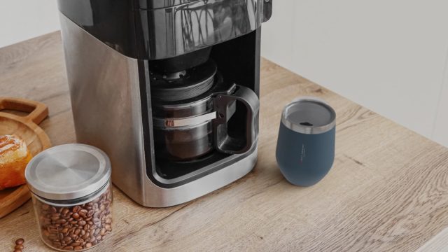 Kubki termiczne z logo nie tylko zimą – pomysły na orzeźwiające napoje do pracy