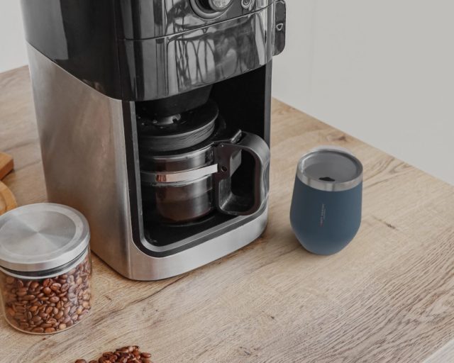 Kubki termiczne z logo nie tylko zimą – pomysły na orzeźwiające napoje do pracy