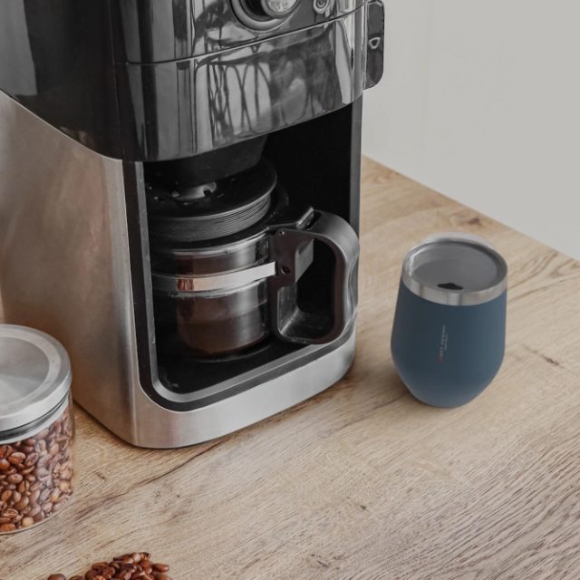 Kubki termiczne z logo nie tylko zimą – pomysły na orzeźwiające napoje do pracy