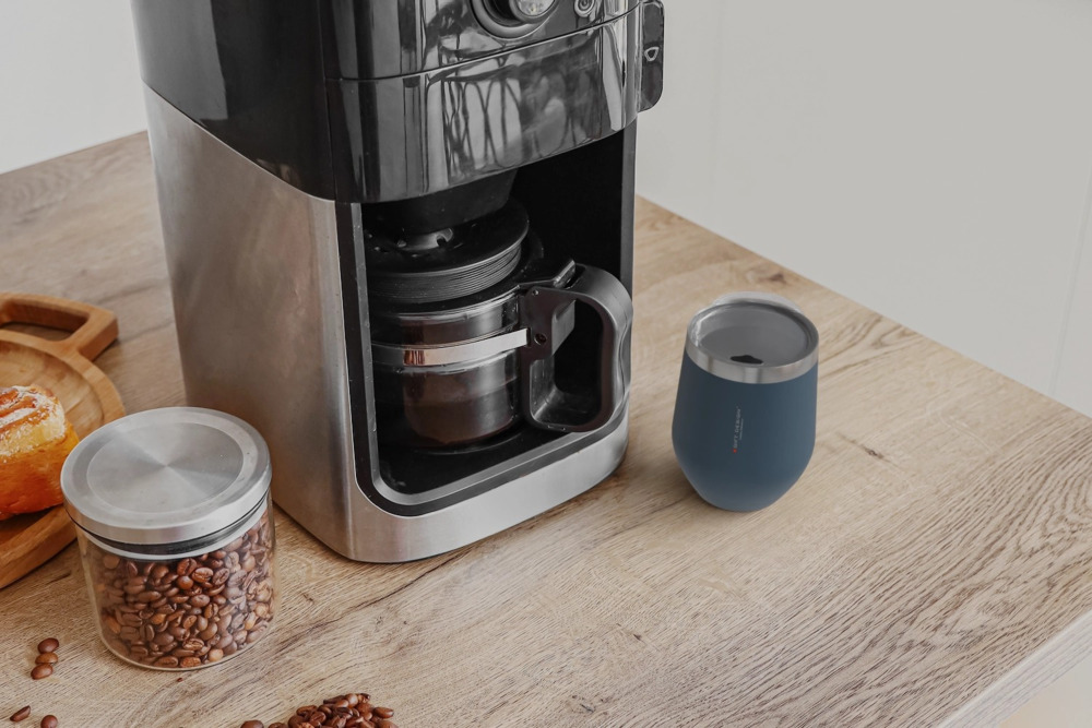 Kubki termiczne z logo nie tylko zimą – pomysły na orzeźwiające napoje do pracy