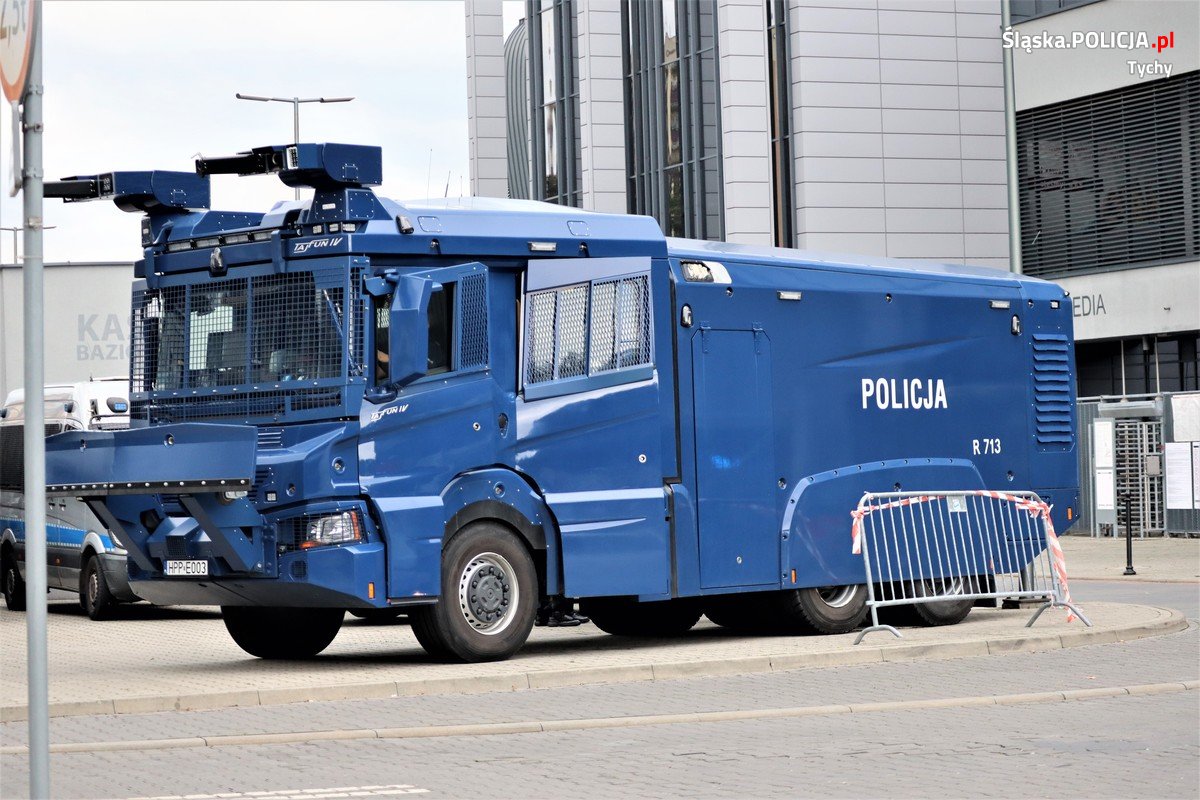 Tychy: 300 policjantów na meczu GKS Tychy z Ruchem Chorzów - fotoreportaż