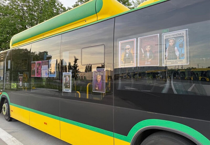 Autobus z AI w Tychach: wyjątkowa wystawa „Lalki literatów”