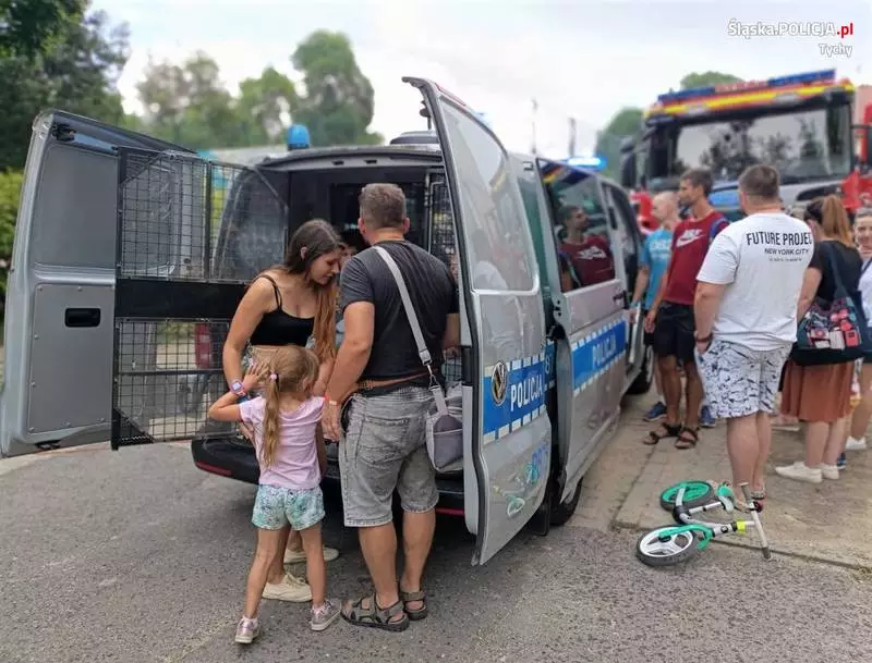 Bezpieczne wakacje: Tyscy policjanci spotykają się z dziećmi i młodzieżą