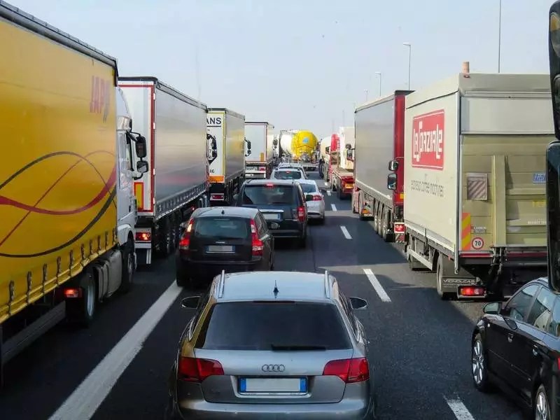 Bezpieczniej na drogach: korytarz życia i jazda na suwak w praktyce