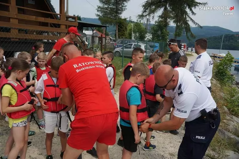 Bezpieczny letni wypoczynek. Pamiętaj o tych zasadach!