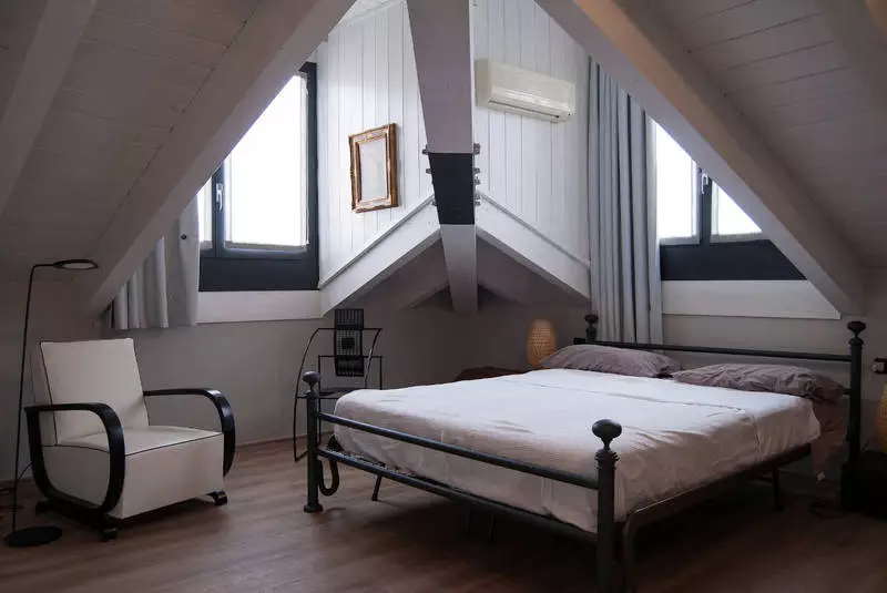 Czy piana PUR izoluje również akustycznie?