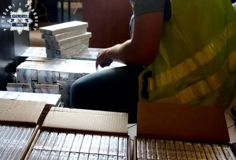 Dwóch mężczyzn wpadło na gorącym uczynku! Przerzucali 1300 paczek nielegalnych papierosów