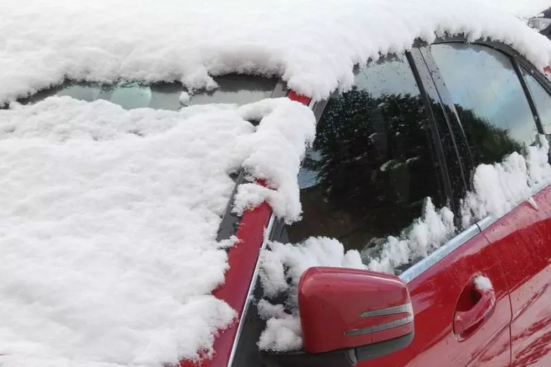 Kierowco, odśnieżaj samochód!