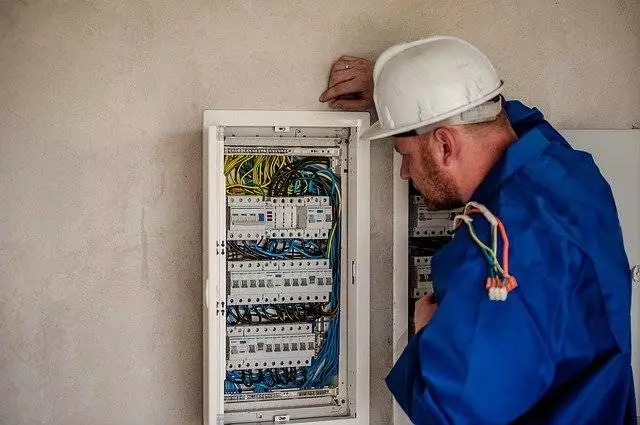 Nie tylko naprawa instalacji, czyli co obejmują usługi elektryczne?