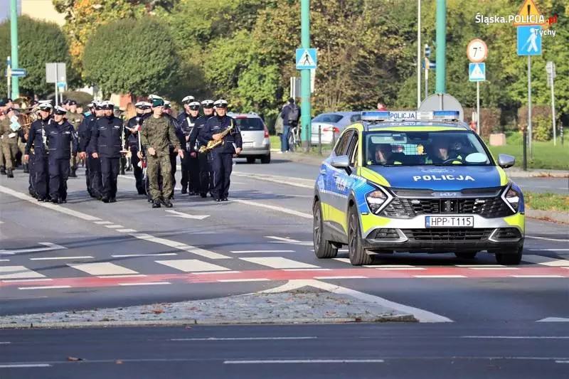 Pierwszy krok do służby: uczniowie w Tychach ślubują w obecności policji