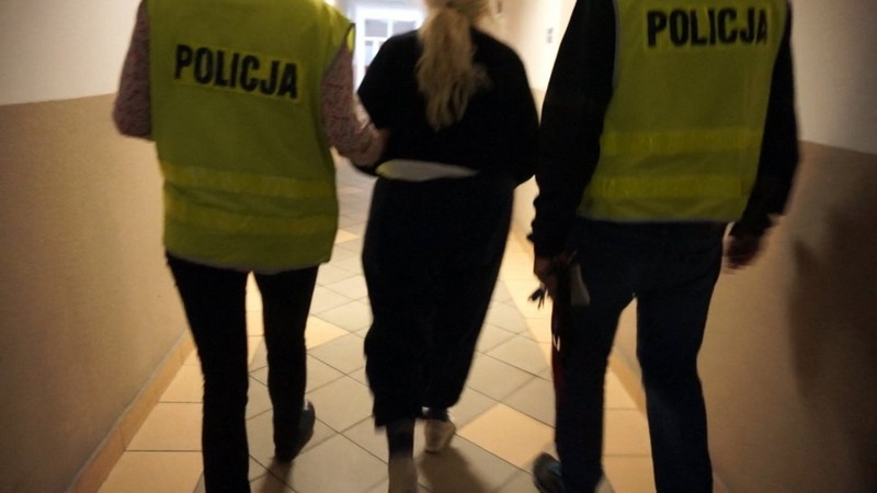 Podając się za rehabilitantkę, ukradła seniorowi 100 tys. zł