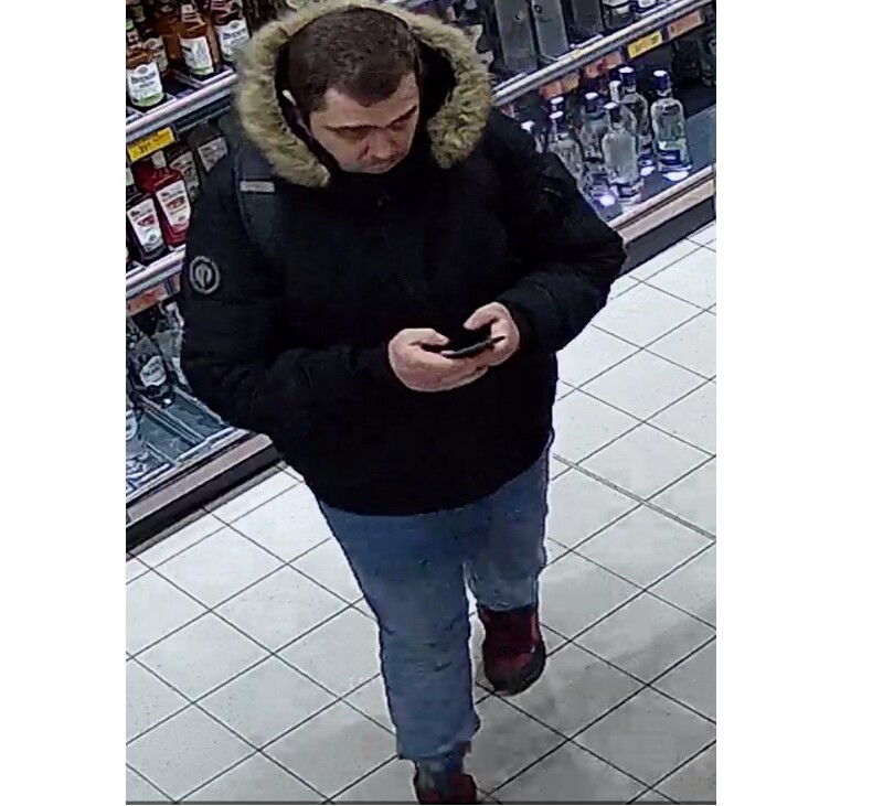 Policja w Tychach poszukuje mężczyzny związanego z kradzieżą alkoholu