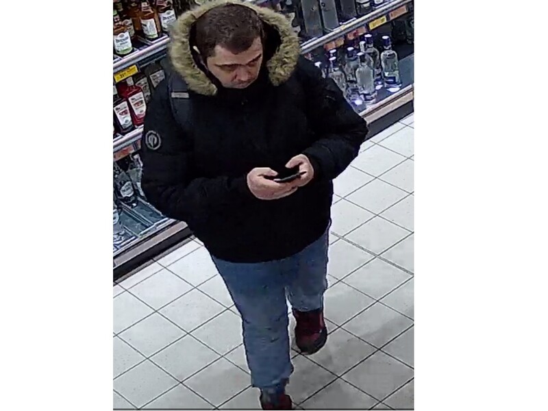Policja w Tychach poszukuje mężczyzny związanego z kradzieżą alkoholu