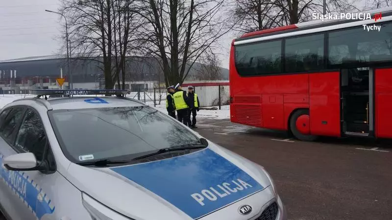 Policjanci dbają o bezpieczeństwo małych podróżnych