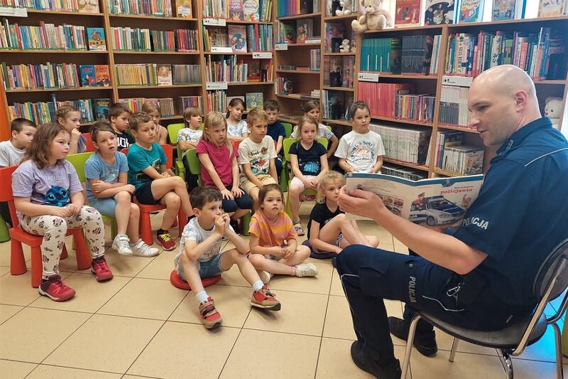 Policjanci w Tychach odwiedzili przedszkolaków w Miejskiej Bibliotece Publicznej