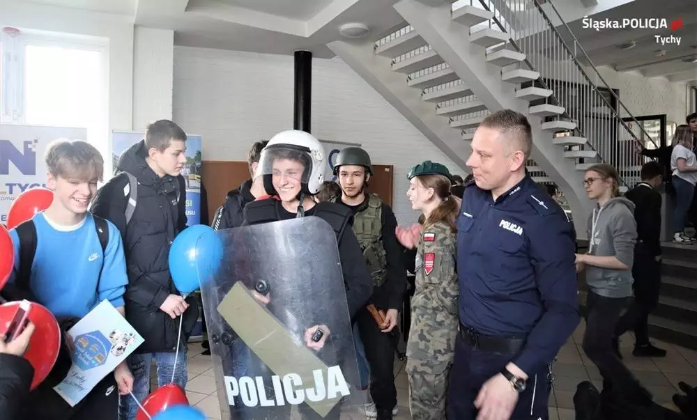 Policjanci z Tychów prezentowali się na II Wiosennych Targach Pracy / fot. KMP Tychy