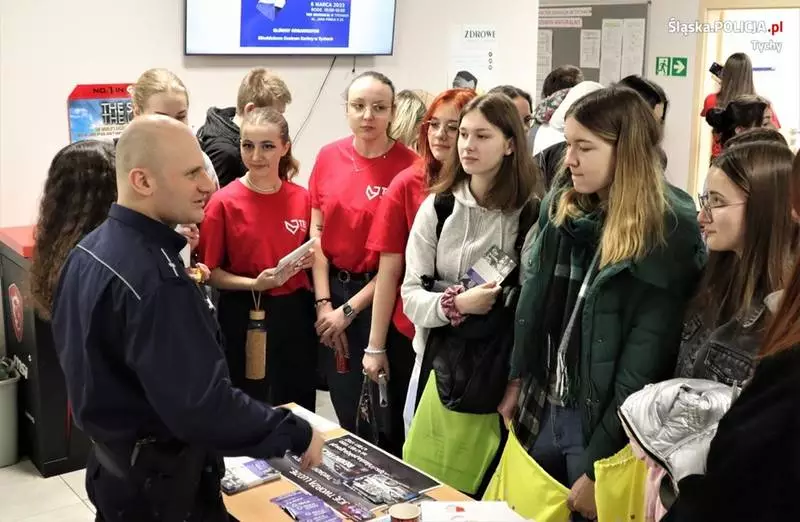 Policjanci z Tychów prezentowali się na II Wiosennych Targach Pracy