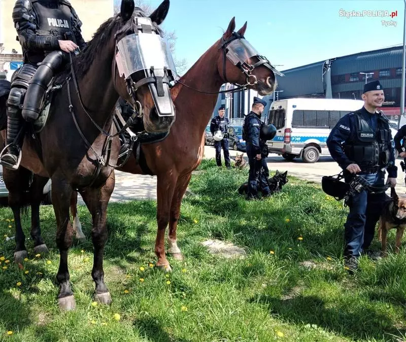 Policyjne zabezpieczenie meczu w Tychach. Kolejny konwój patrol za nami