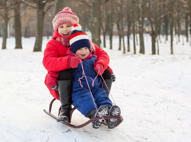 Sanki dziecięce - jak zapewnić swojemu dziecku dobrą i bezpieczną zabawę na śniegu?
