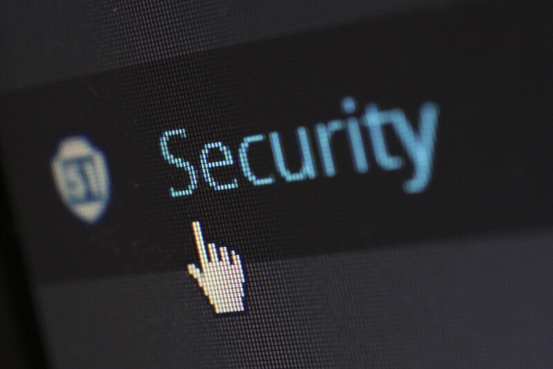 Seniorzy w sieci – jak unikać zagrożeń i bezpiecznie korzystać z internetu