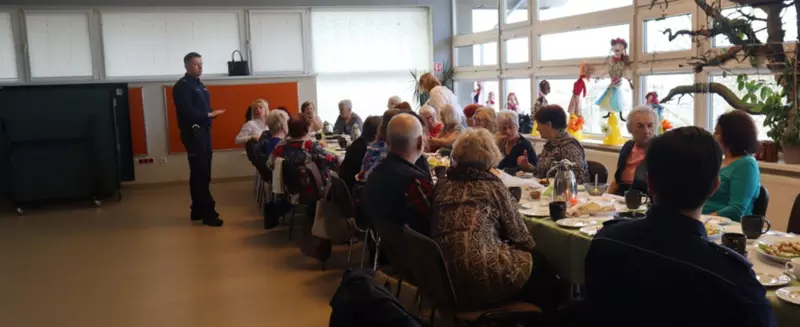 Tyscy dzielnicowi na spotkaniu wielkanocnym z seniorami. O czym rozmawiali?
