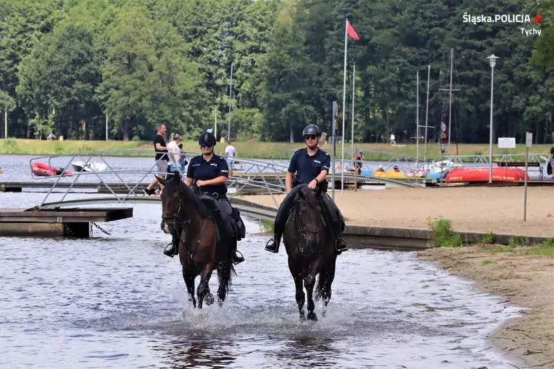 Tyscy mundurowi codziennie patrolują Paprocany
