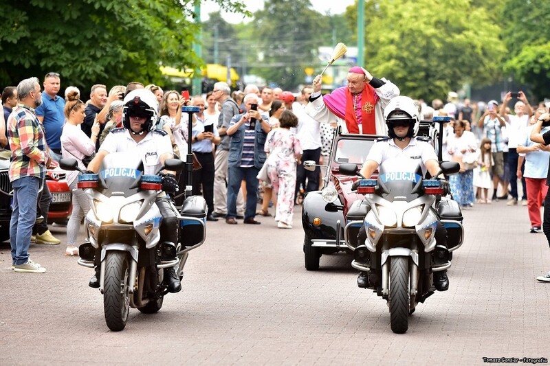 Tyscy policjanci czuwali nad bezpieczeństwem podczas święcenia pojazdów