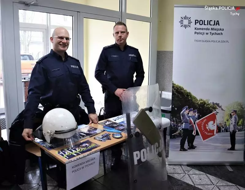 Tyscy policjanci na dniu otwartym szkoły z klasami mundurowymi