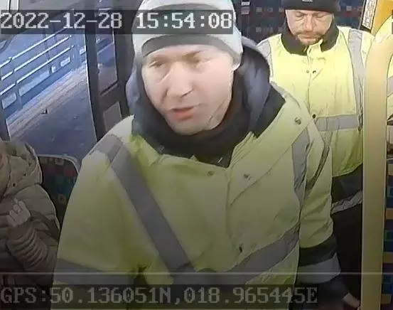 Zniszczenie mienia na dworcu autobusowym w Tychach. Poznajesz tego mężczyznę? / fot. KMP Tychy